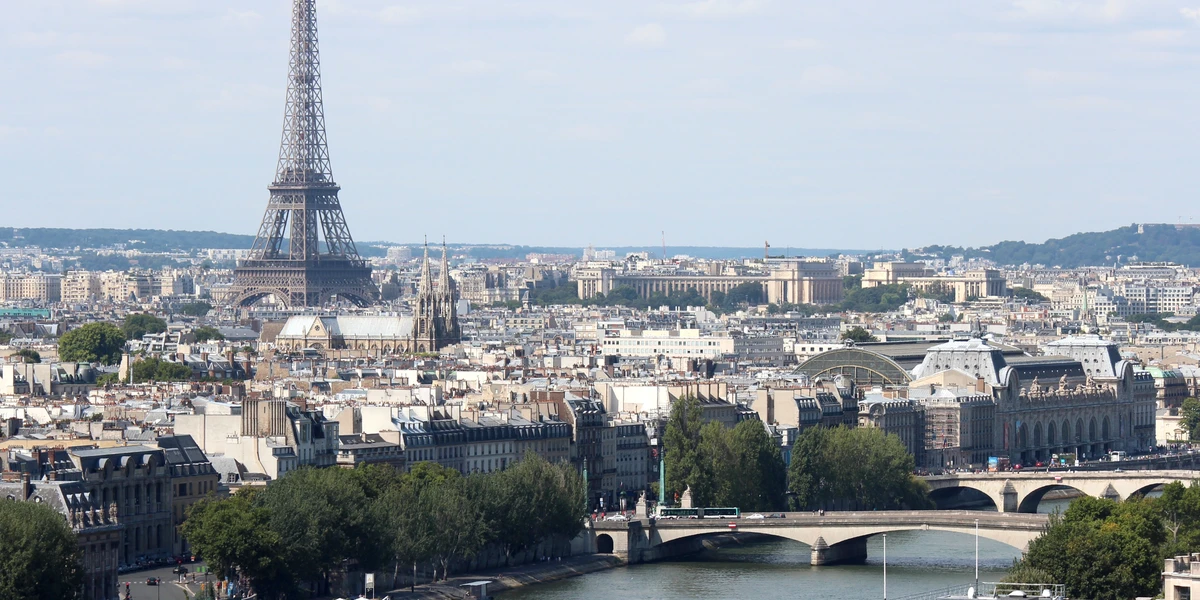Vue de Paris : la Seine et la tour Eiffel
