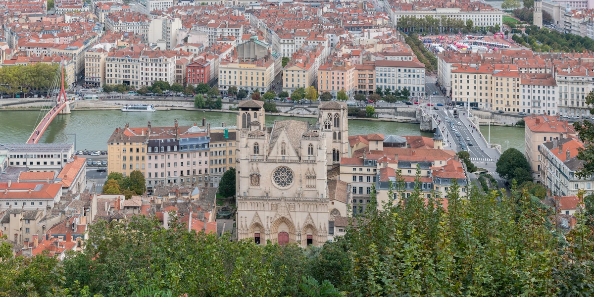 Vue de Lyon depuis Fourvière : la cathédrale Saint-Jean et la Saône