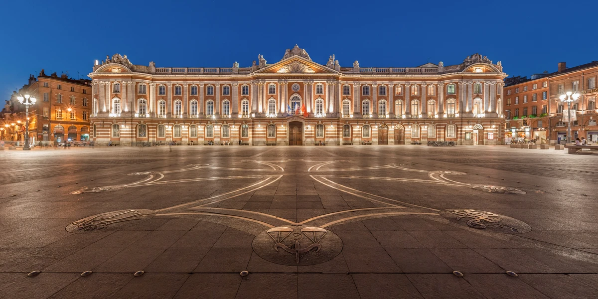 Vue de Toulouse : la place du Capitole illuminée