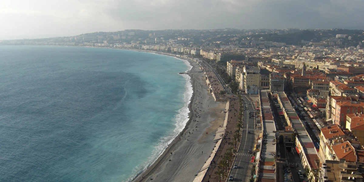 Vue de Nice : la promenade des Anglais et la baie des Anges