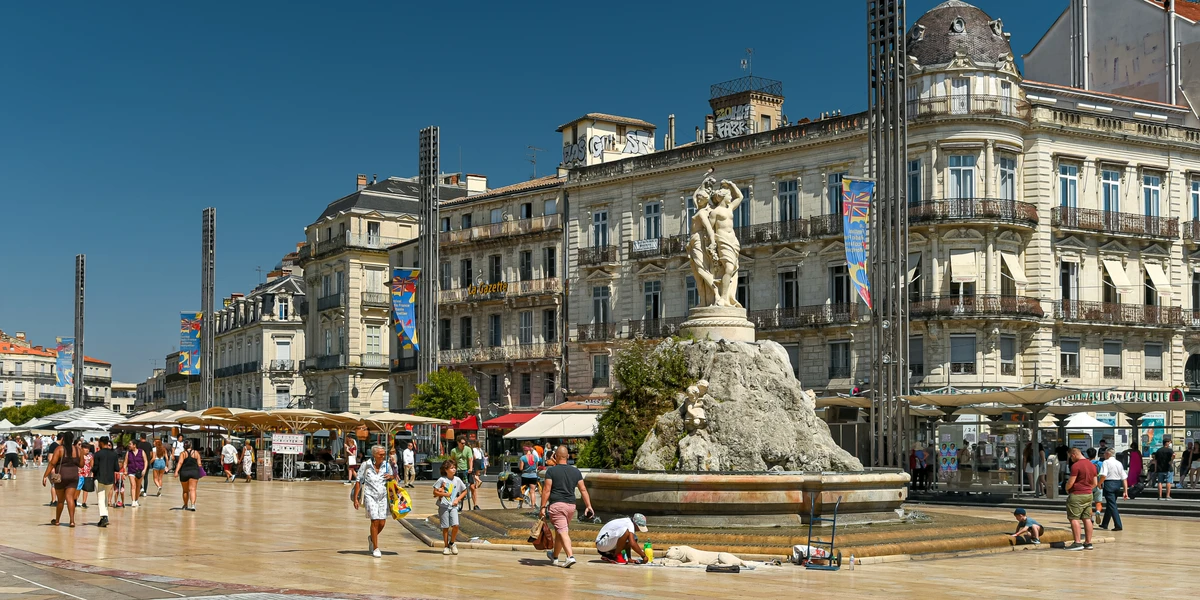 Vue de Montpellier : la place de la Comédie et la fontaine des Trois Grâces
