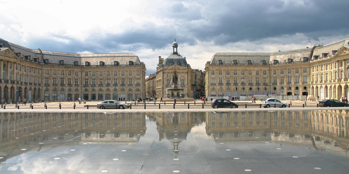 Vue de Bordeaux : la place de la Bourse et le miroir d'eau