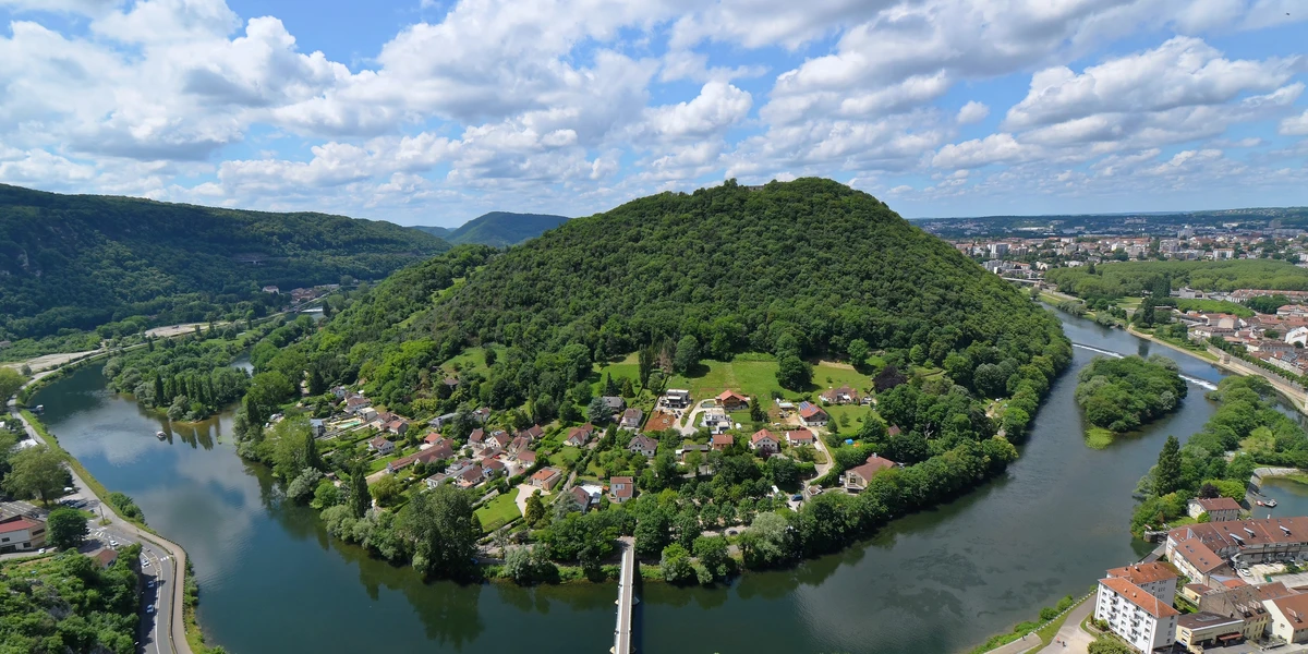 Paysage de Bourgogne-Franche-Comté : la boucle du Doubs à Besançon