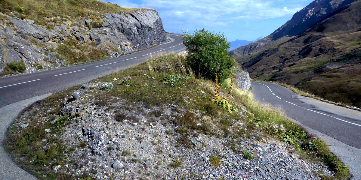 Paysage d'Auvergne-Rhône-Alpes : lacet de la route du col du Galibier