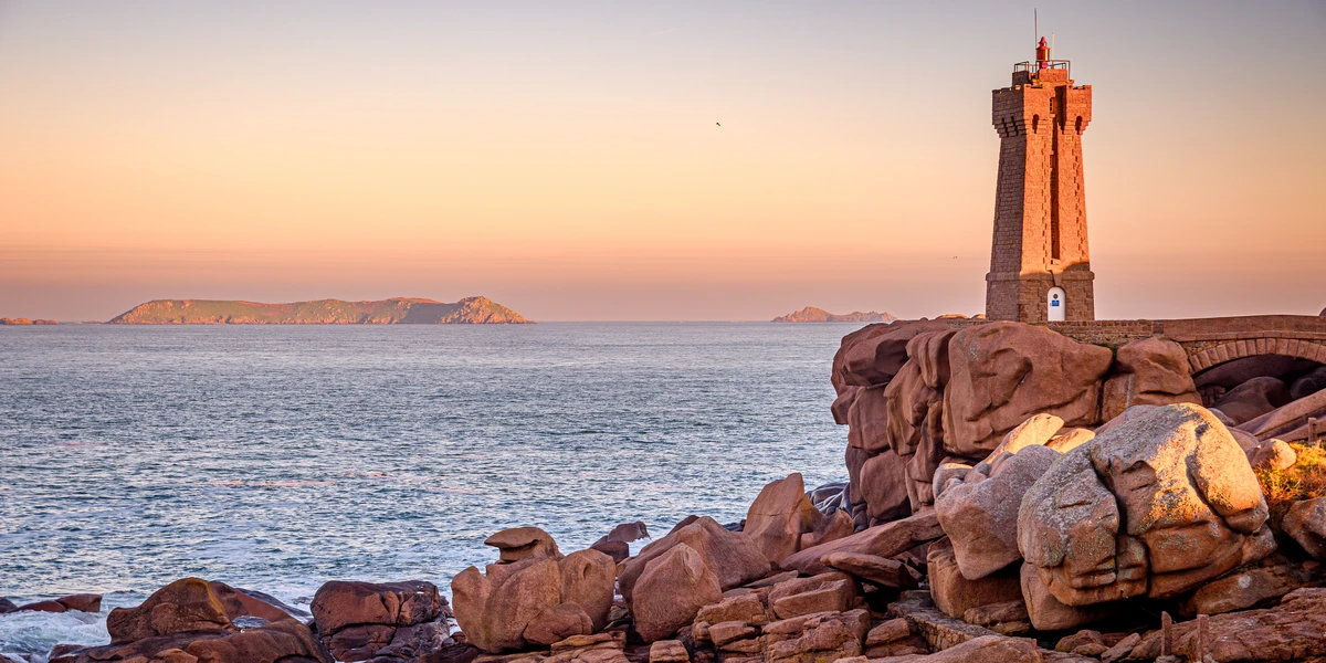 Paysage de Bretagne : le phare de Ploumanac'h sur la côte de granit rose