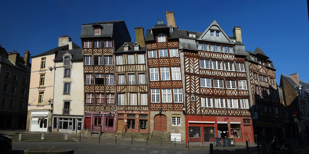 Vue de Rennes : les maisons à colombages de la place du Champ-Jacquet