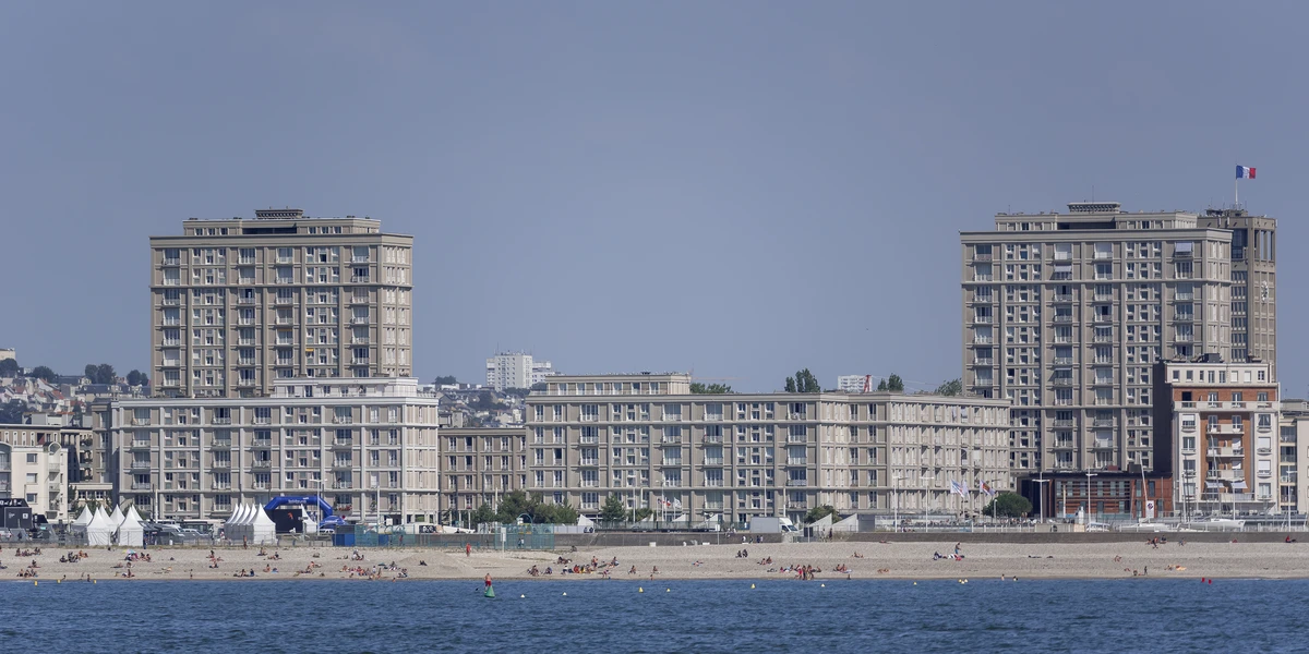 Vue du Havre : la Porte Océane et la plage