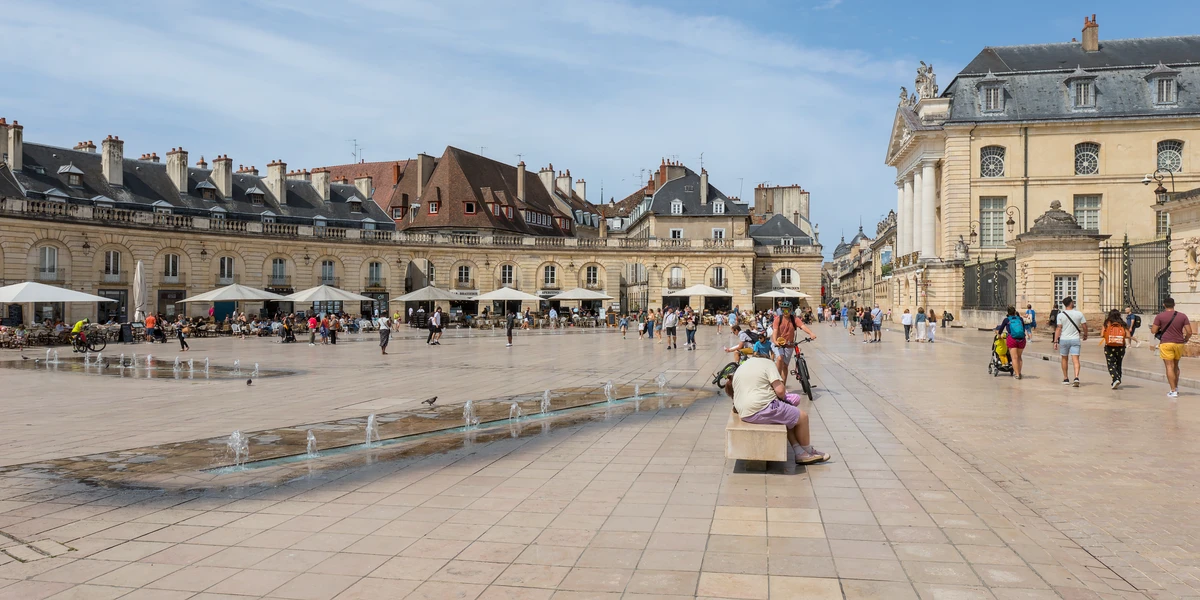 Vue de Dijon : la place de la Libération et le palais des ducs