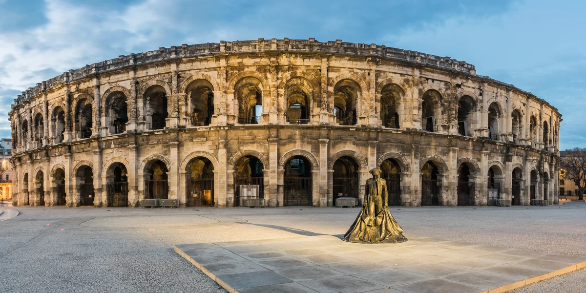 Vue de Nîmes : les arènes