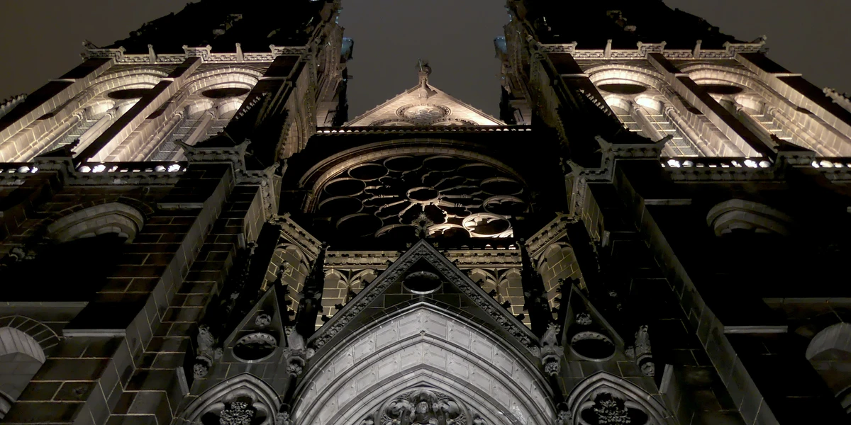 Vue de Clermont-Ferrand : la cathédrale en pierre de Volvic