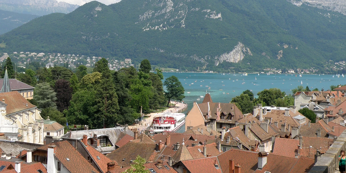 Vue d'Annecy : les toits de la vieille ville et le lac