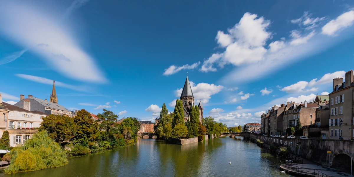 Vue de Metz : le Temple Neuf sur la Moselle