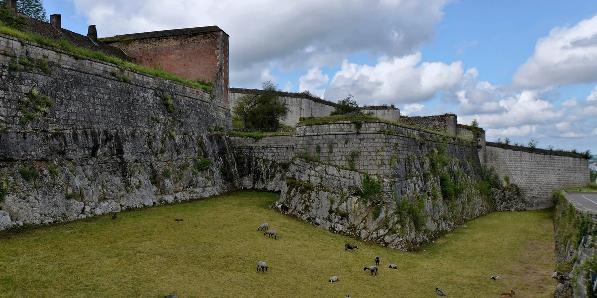 Vue de Besançon : les remparts de la citadelle Vauban