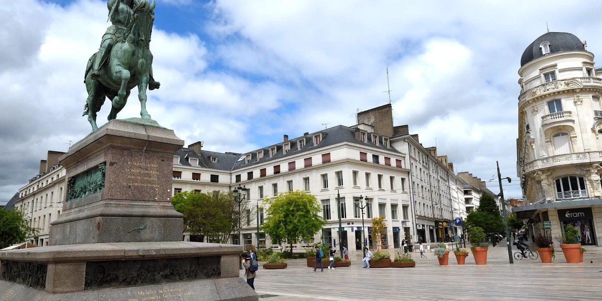 Vue d'Orléans : la statue de Jeanne d'Arc, place du Martroi